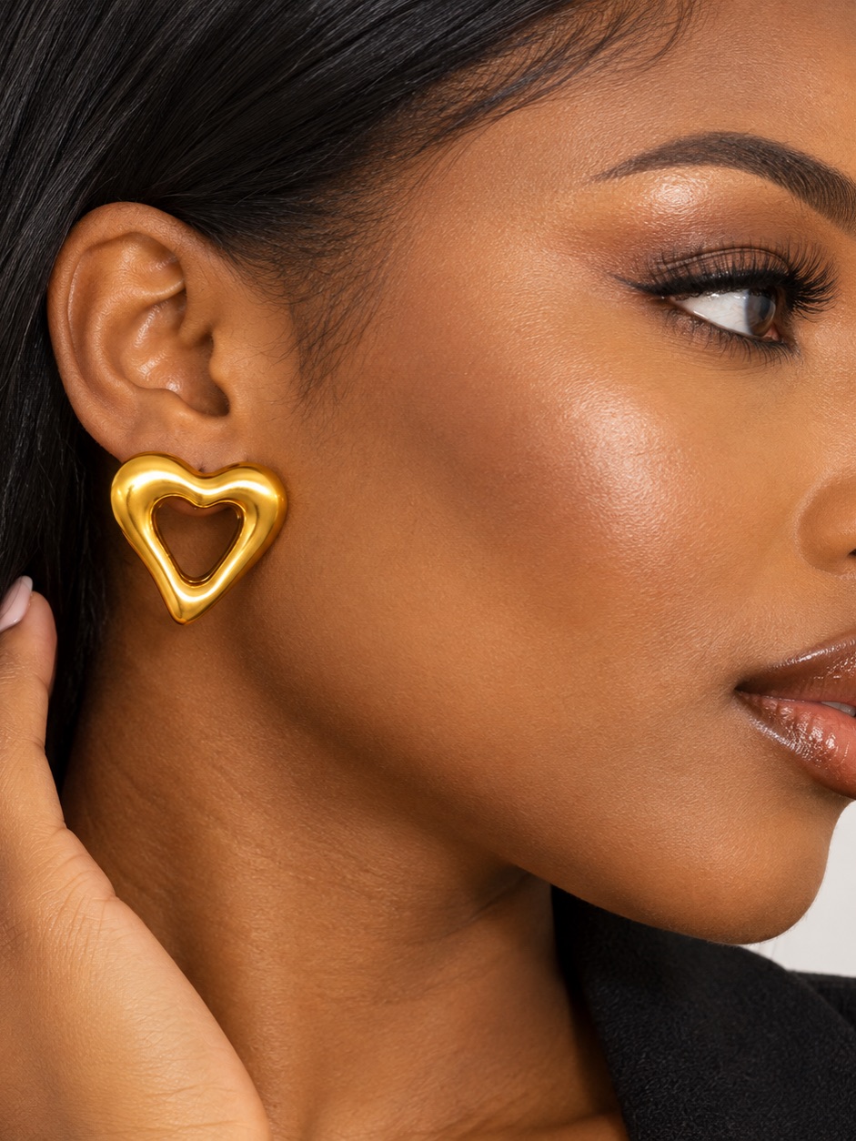 Brushed gold love earring 