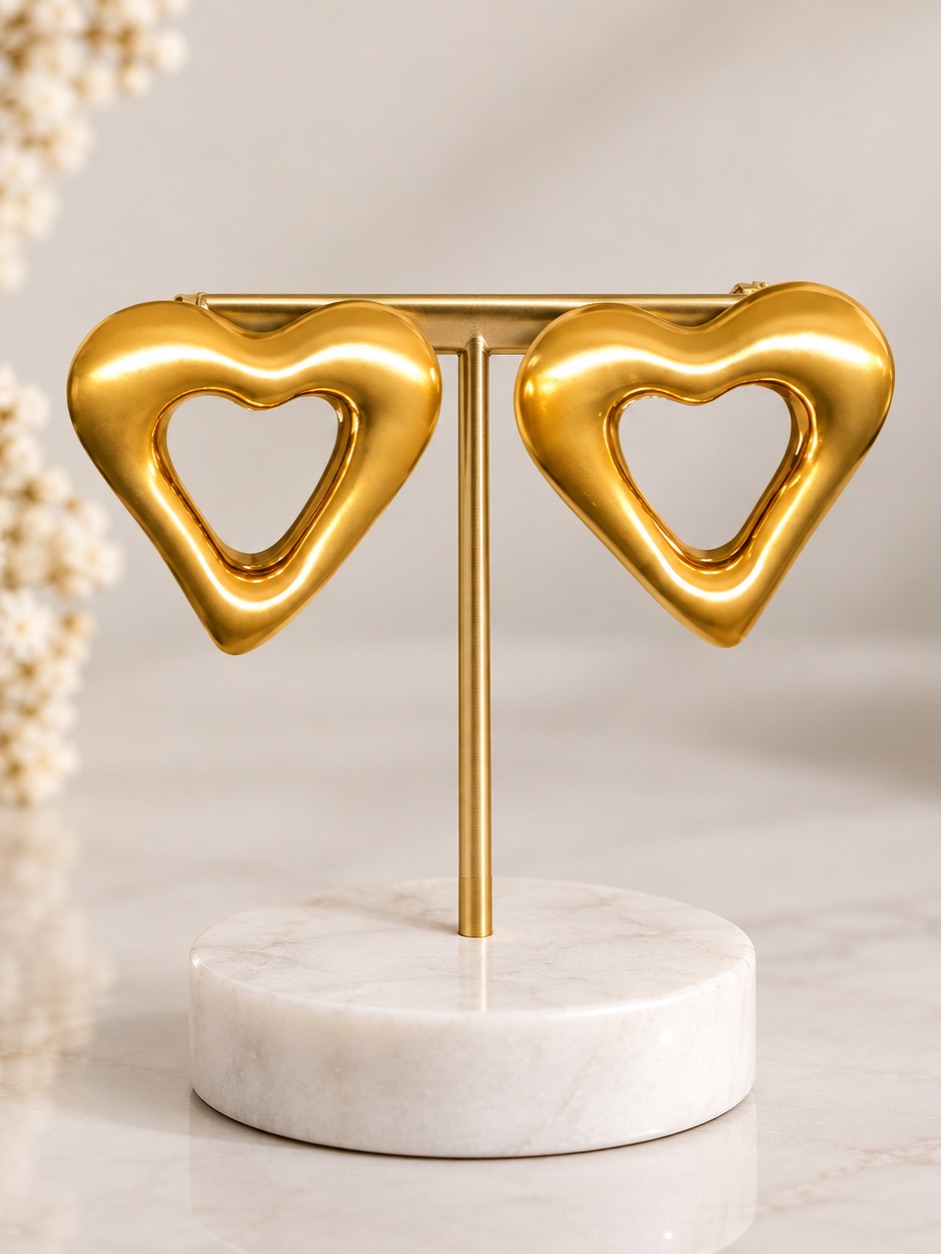 Brushed gold love earring 