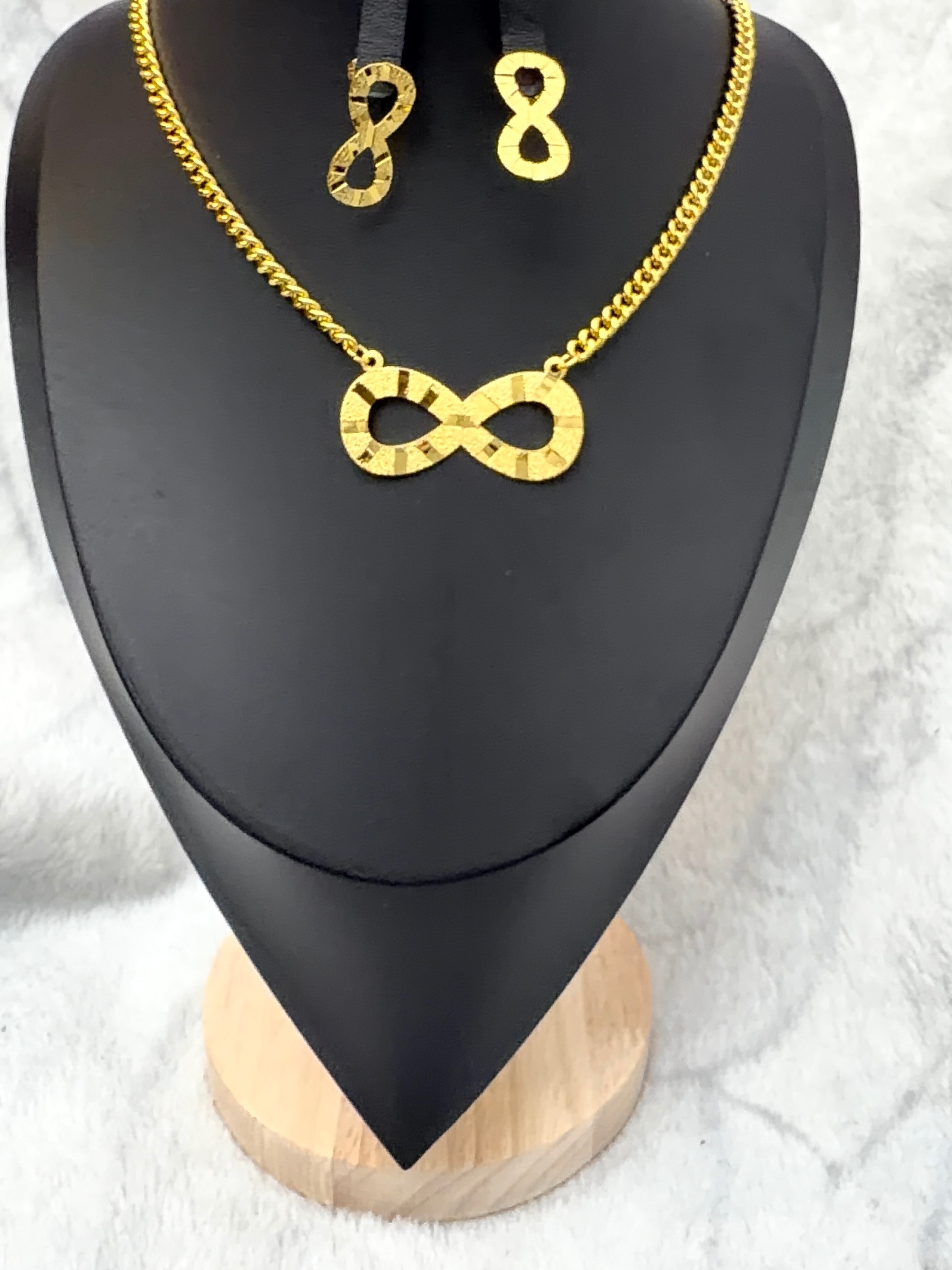 Gold infinity necklace set